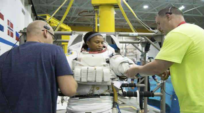 NASA, siyahi kadın astronotun görevini iptal etti