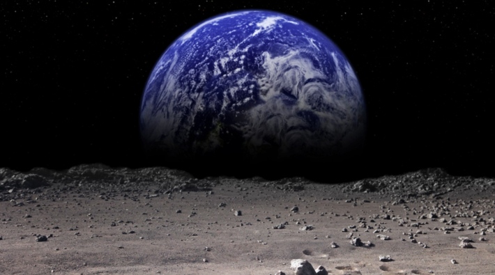 NASA: Ay’ın güneş gören yüzeyinde ilk defa su bulundu