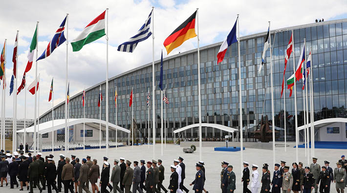 Alman vekil: NATO, bizzat kendi gölgesinden ibaret