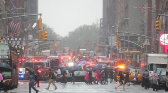 ​New York'ta helikopter gökdelene çarptı!