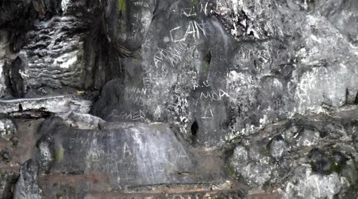 Marmaris’te tarihi mağaranın korkulukları söküldü, duvarlarına ‘aşk ilanları’ yazıldı