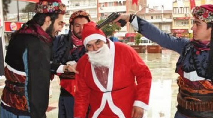 Geçen yıl Müslüman yaptıkları Noel Baba'nın kafasına bu yıl silah dayadılar