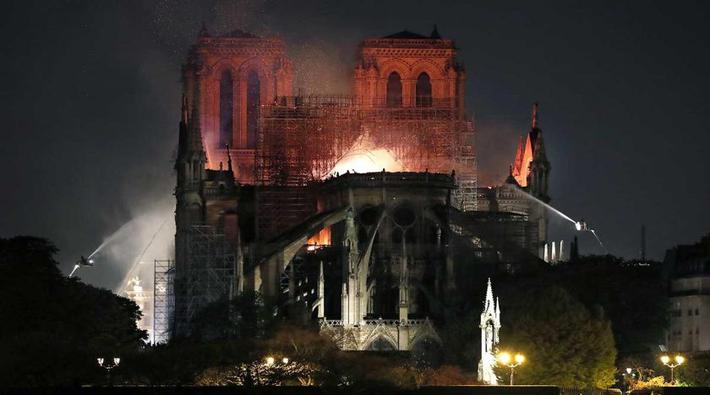 Notre Dame Katedrali’ndeki yangının sebebi elektrik arızası veya sigara olabilir