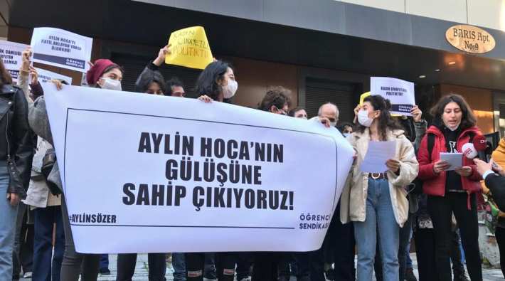Öğrenci Sendikası Aylin Sözer'in evinin önünde: 'Söz veriyoruz, hocamızın gülüşüne sahip çıkacağız'