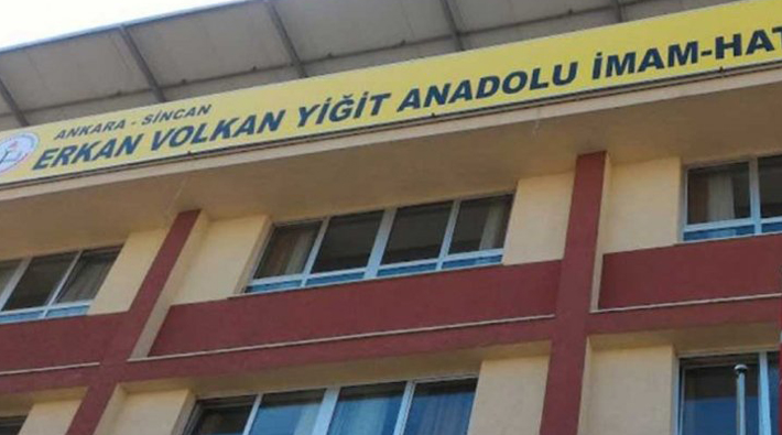 Öğrencileri koridorda bile 'kız-erkek' diye ayırdılar