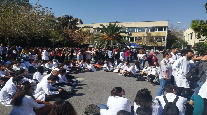 Öğrenciler hasarlı İÜ Temel Tıp Bilimleri binasına girmeyi reddediyor