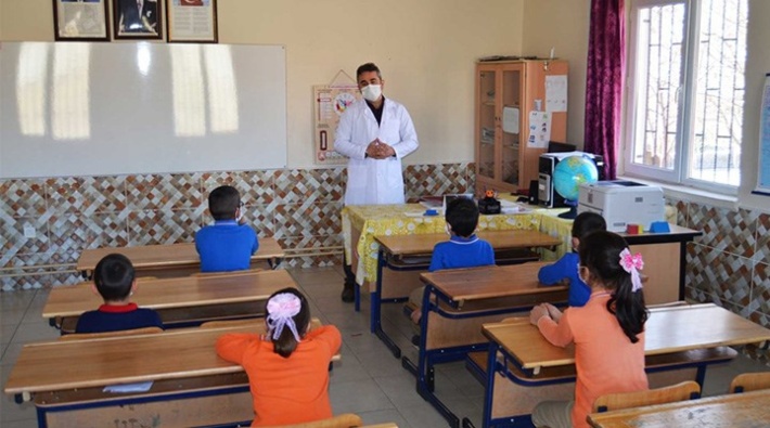 Ziya Selçuk: 425 bin 430 öğretmen ve okul çalışanı aşı randevusuna dahil edildi