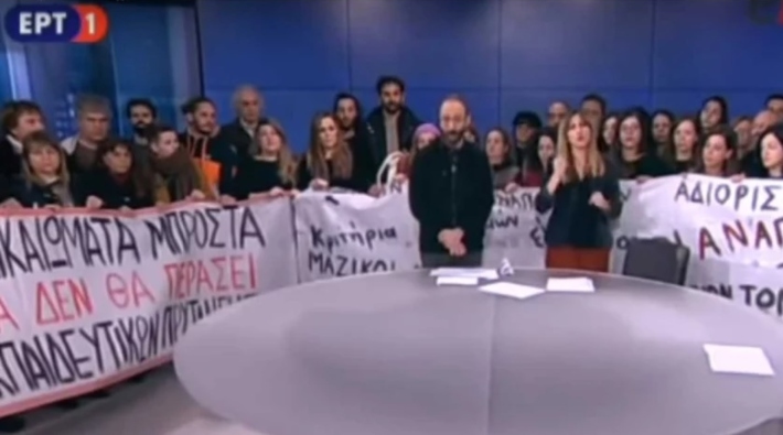 Öğretmenler Yunanistan'da devlet televizyonunu işgal etti