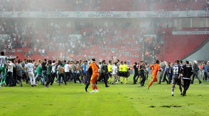 Sahaya bıçak atan Konyaspor taraftarı serbest bırakıldı