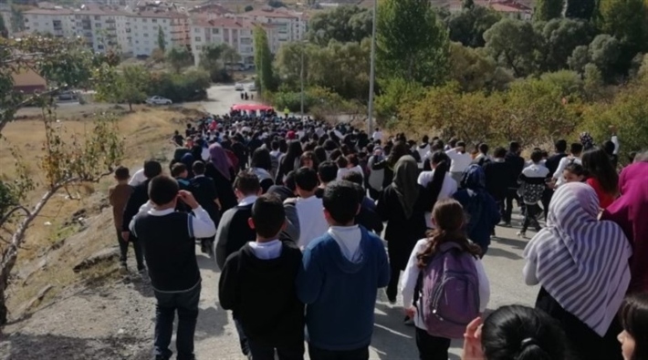 Ortaokul öğrencilerine Suriye harekâtına destek yürüyüşü yaptırıldı!