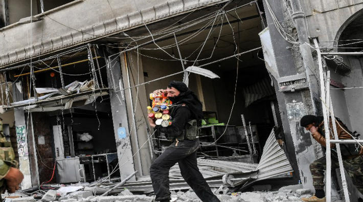 ÖSO Afrin'de bakkal ve evleri yağmalıyor
