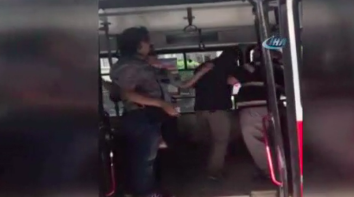 Otobüste bir kadına cinsel organını göstererek tacizde bulunan şahıs yolcular tarafından darp edildi 