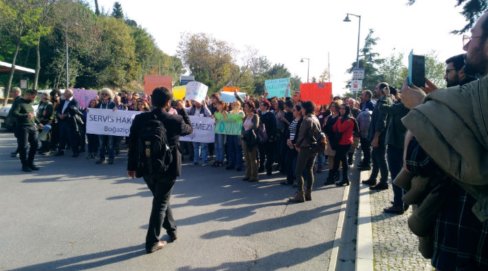 Boğaziçi Üniversitesi'nde servis hakkının engellenmesi protesto edildi
