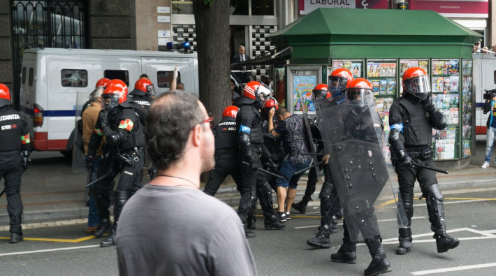Bask Ülkesi'nde greve çıkan metal işçilerine polis saldırdı
