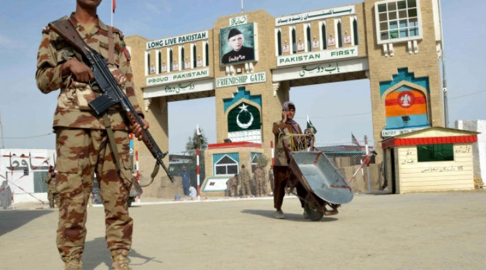 Pakistan sınırda Afgan güçlerine saldırdı