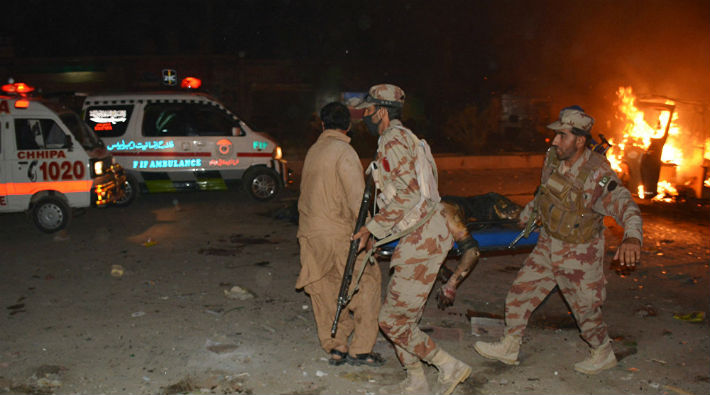 Pakistan'da bombalı saldırı: 15 ölü