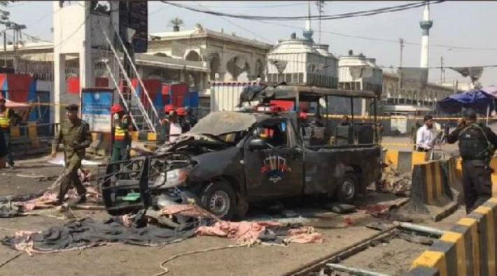 Pakistan'da bombalı saldırı: En az 8 ölü