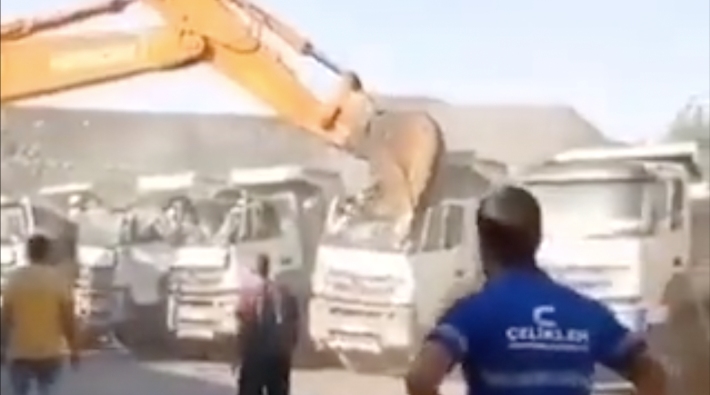 Parası ödenmeyen işçi, şirketin kamyonlarını kepçeyle parçaladı