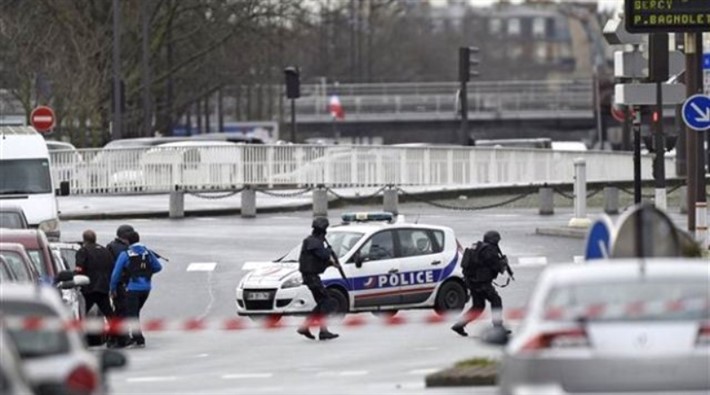 Paris'te Bıçaklı Saldırı: 3 Ölü