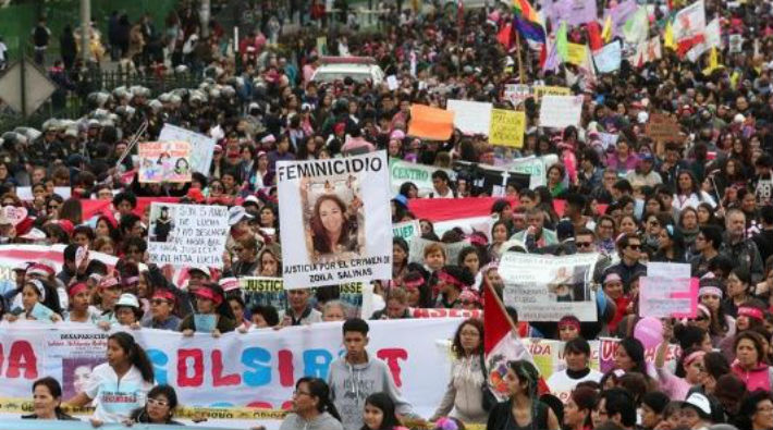 Peru kadın cinayetlerine karşı sokakta