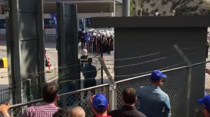 PETKİM'de işçilere polis saldırısı: Sendika temsilcileri gözaltına alındı