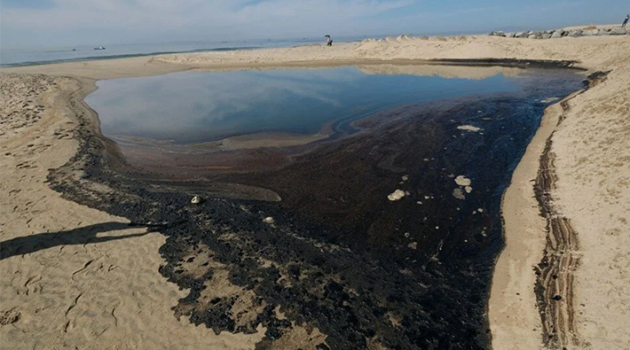 California’da çevre felaketi: Sahile 477 bin litre petrol yayıldı