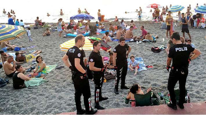 Plajda bira içen kadınlar gözaltına alındı
