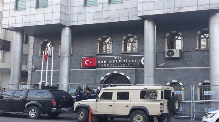 Eş başkanı gözaltına alınan Sur Belediyesi önünde toplanan HDP'li Tosun ve meclis üyeleri polisler tarafından darp edildi