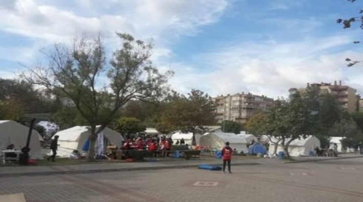 Polis, İzmir çadır kentteki gönüllüleri alandan çıkartıyor