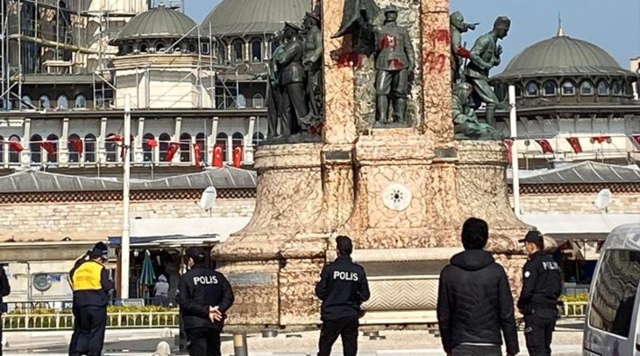 Polisin 24 saat nöbet tuttuğu Taksim'de Cumhuriyet Anıtı'na kırmızı boyalı saldırı!