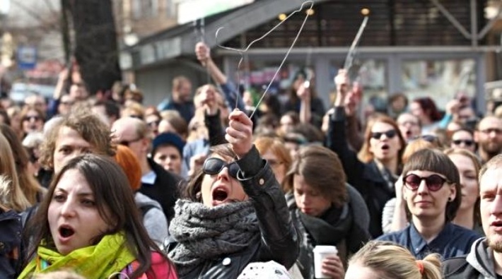 Polonya'da binlerce kadın kürtaj yasağına karşı sokaklara döküldü