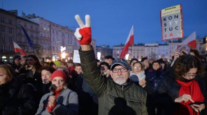 Polonya'da binlerce kişi yargı bağımsızlığı için sokağa çıktı