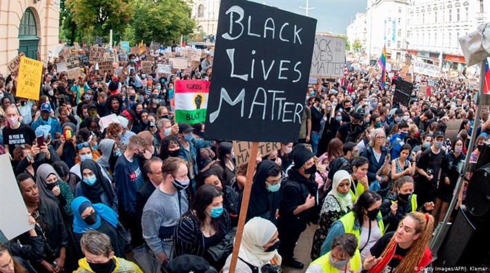 Kanada’da binlerce kişi ırkçılık ve polis şiddetine karşı yürüdü