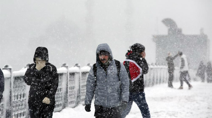İstanbul'da kar kalınlığı 1 metreyi aştı: Metro seferleri 06.00'a kadar uzatıldı