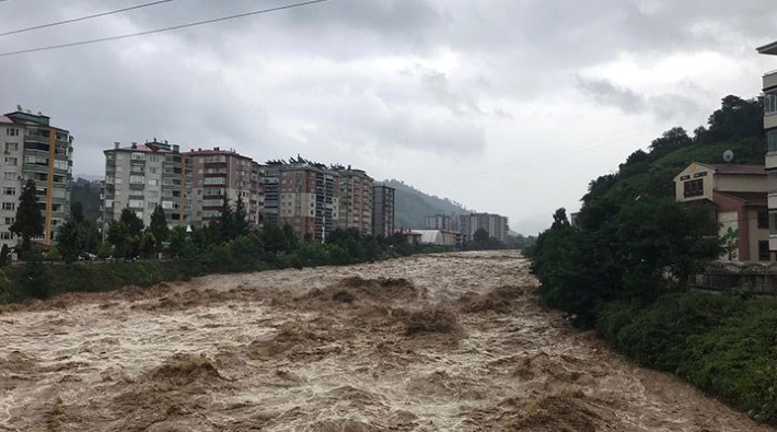 Meteoroloji uyarısının ardından Rize ve Artvin yine sele teslim oldu: Birçok köye ulaşılamıyor