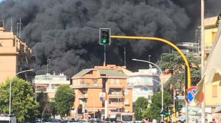 Roma'da büyük yangın: Siyah dumanlar kenti kapladı