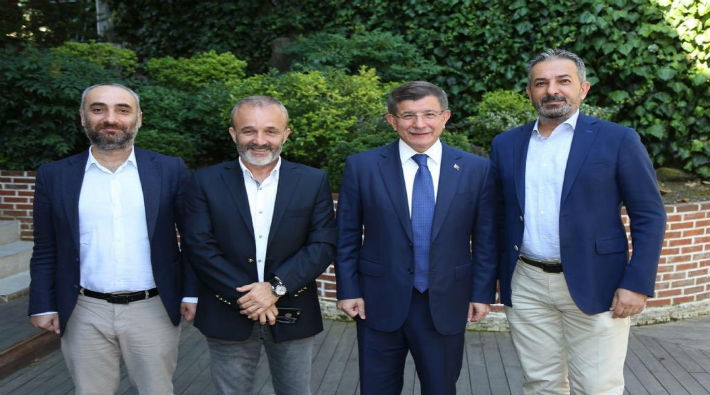 Davutoğlu'yla mülakat yapan gazetecilerin programı yayından kaldırıldı