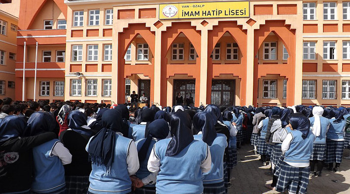 İmam hatip okullarına toz kondurulmuyor: Verilen eğitimi eleştiren imam hatip öğretmenine soruşturma açıldı