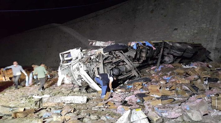 Erzurum’da patlayıcı yüklü kamyon devrildi: 2 ölü