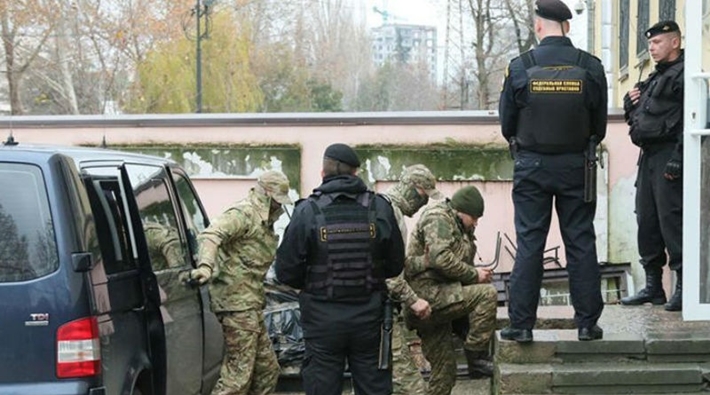 Rusya alıkoyduğu Ukrayna askerlerini tutukladı