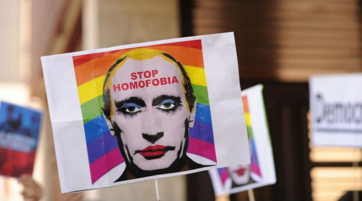 Rusya'da 'gey propaganda yasağı' sürüyor: Putin'in 'makyajlı' tasviri yasaklandı