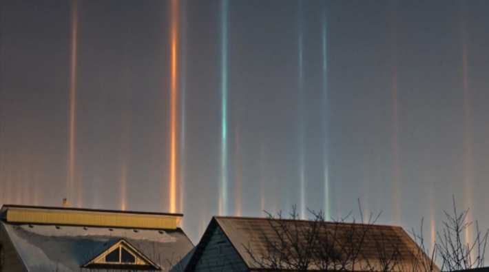 Rusya’da gökyüzünde ortaya çıkan ışık sütunları izleyenleri büyüledi