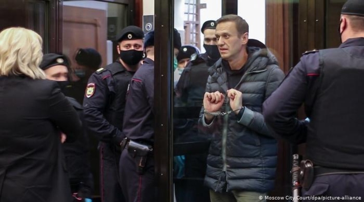 Rusya'da muhalefet lideri Navalni'ye 3,5 yıl hapis cezası
