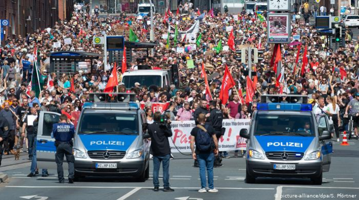 Binlerce protestocuyu gören sağcılar geri adım attı