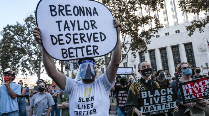 Sağlık çalışanı Breonna Taylor’ı öldüren polislere ceza yok: ABD'de binler sokağa döküldü