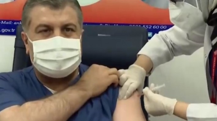 Sağlık Bakanı Koca, koronavirüs aşısı oldu 