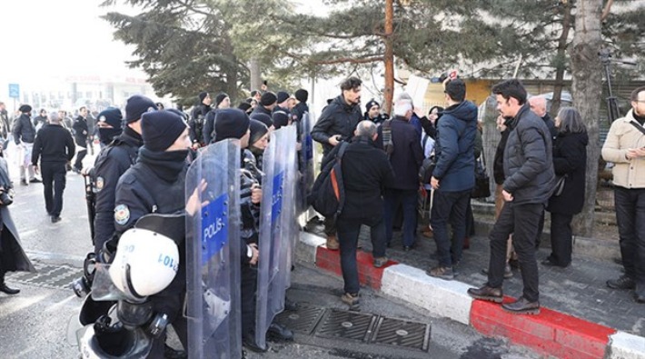 Sağlıkta şiddeti protesto eden sağlık emekçilerine polis saldırısı: 4 gözaltı