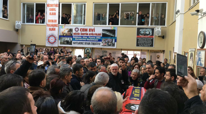 Sanatçı Hakan Yeşilyurt toprağa verildi