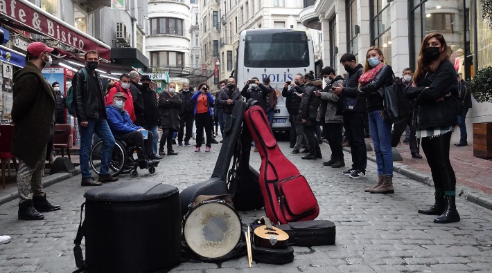 Sanatçılardan Taksim'de sessiz eylem