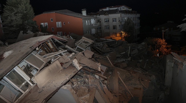 Sarıyer'de mühürlenen 11 katlı bina çöktü